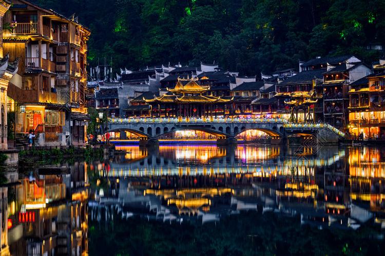 中国旅游胜地目的地-在晚上照亮的tu江的凤凰牌古镇(菲尼斯古镇)中国